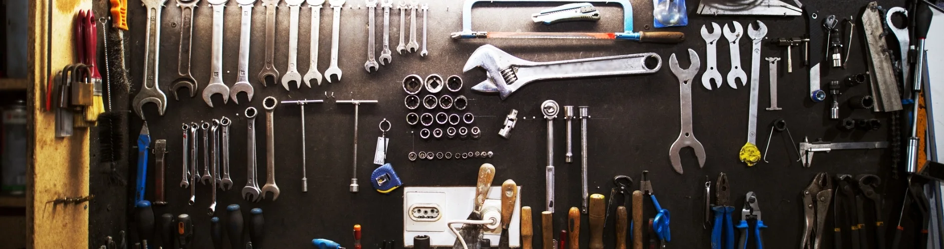 ścianka z narzędziami